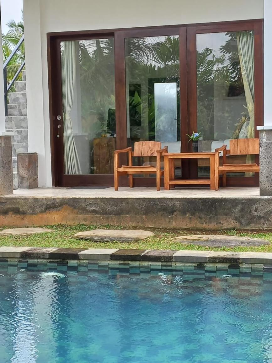 วิลลา เกมูนิง Hotel เตกากาลัง ภายนอก รูปภาพ