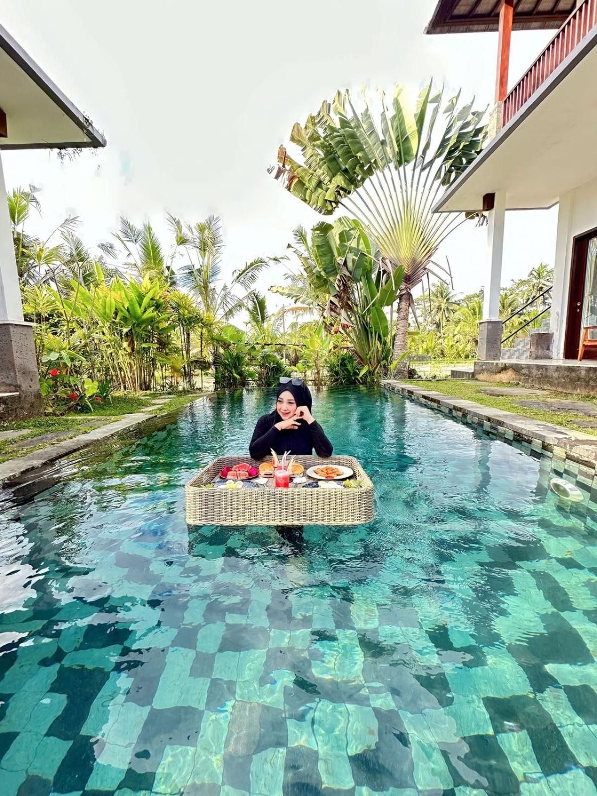 วิลลา เกมูนิง Hotel เตกากาลัง ภายนอก รูปภาพ