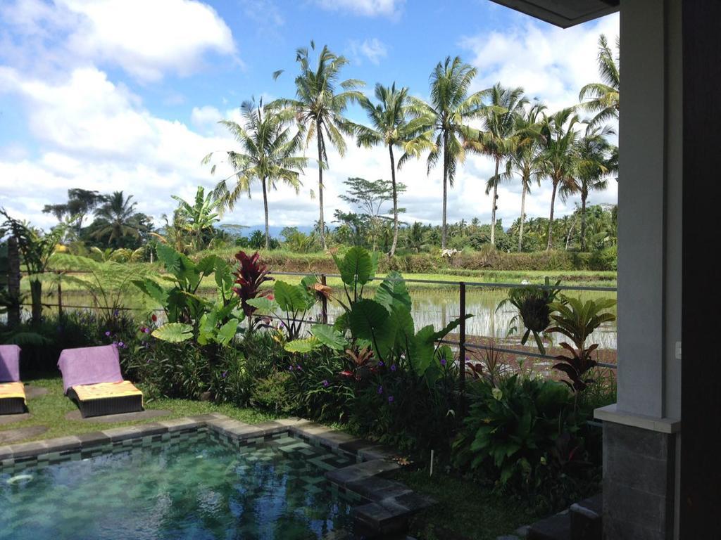 วิลลา เกมูนิง Hotel เตกากาลัง ภายนอก รูปภาพ