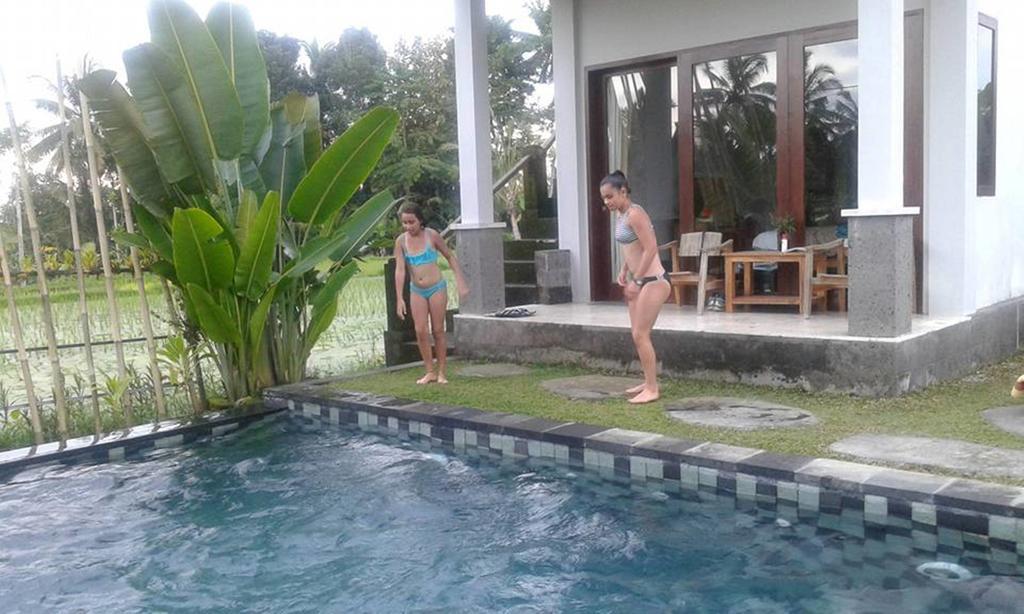 วิลลา เกมูนิง Hotel เตกากาลัง ภายนอก รูปภาพ