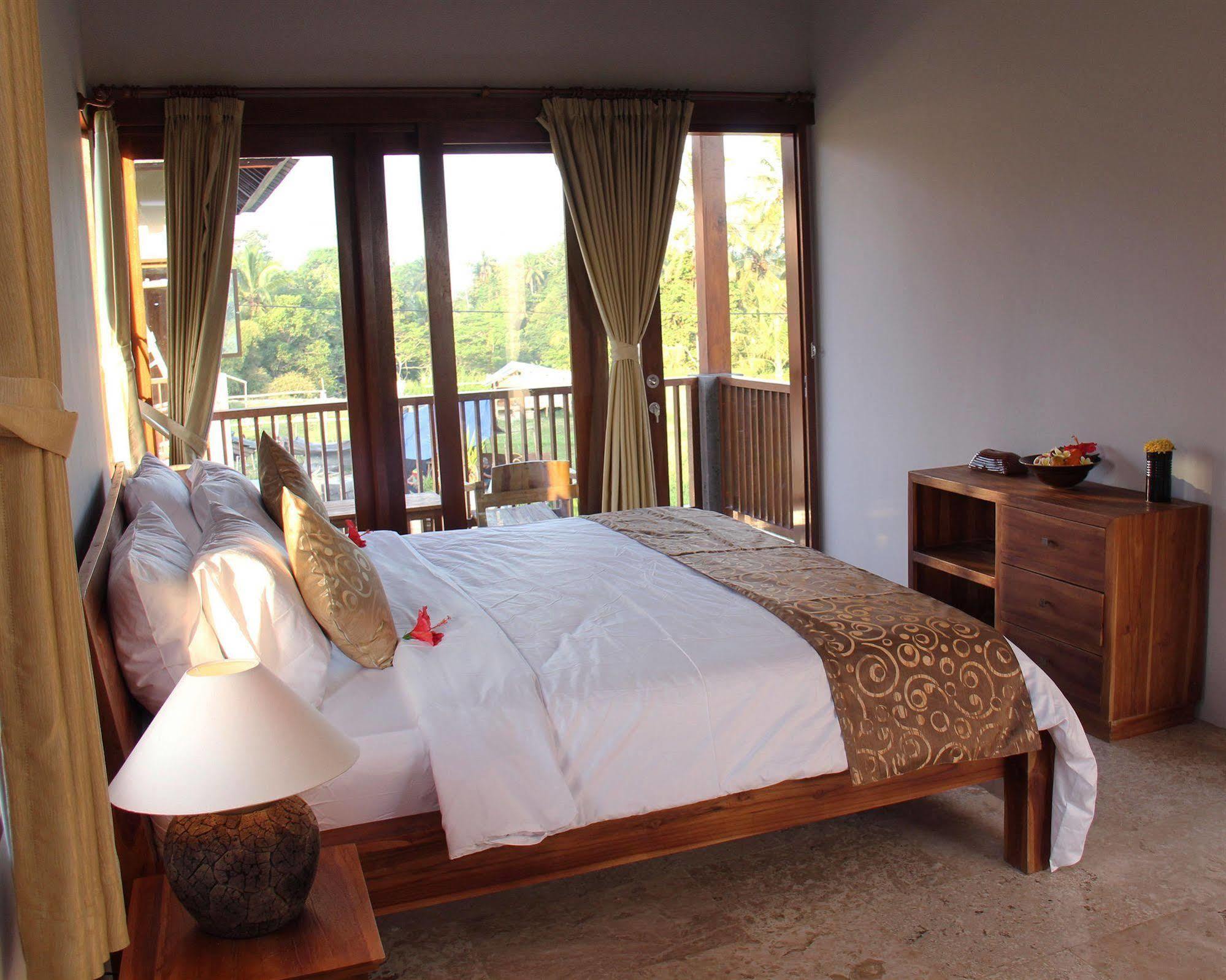 วิลลา เกมูนิง Hotel เตกากาลัง ภายนอก รูปภาพ