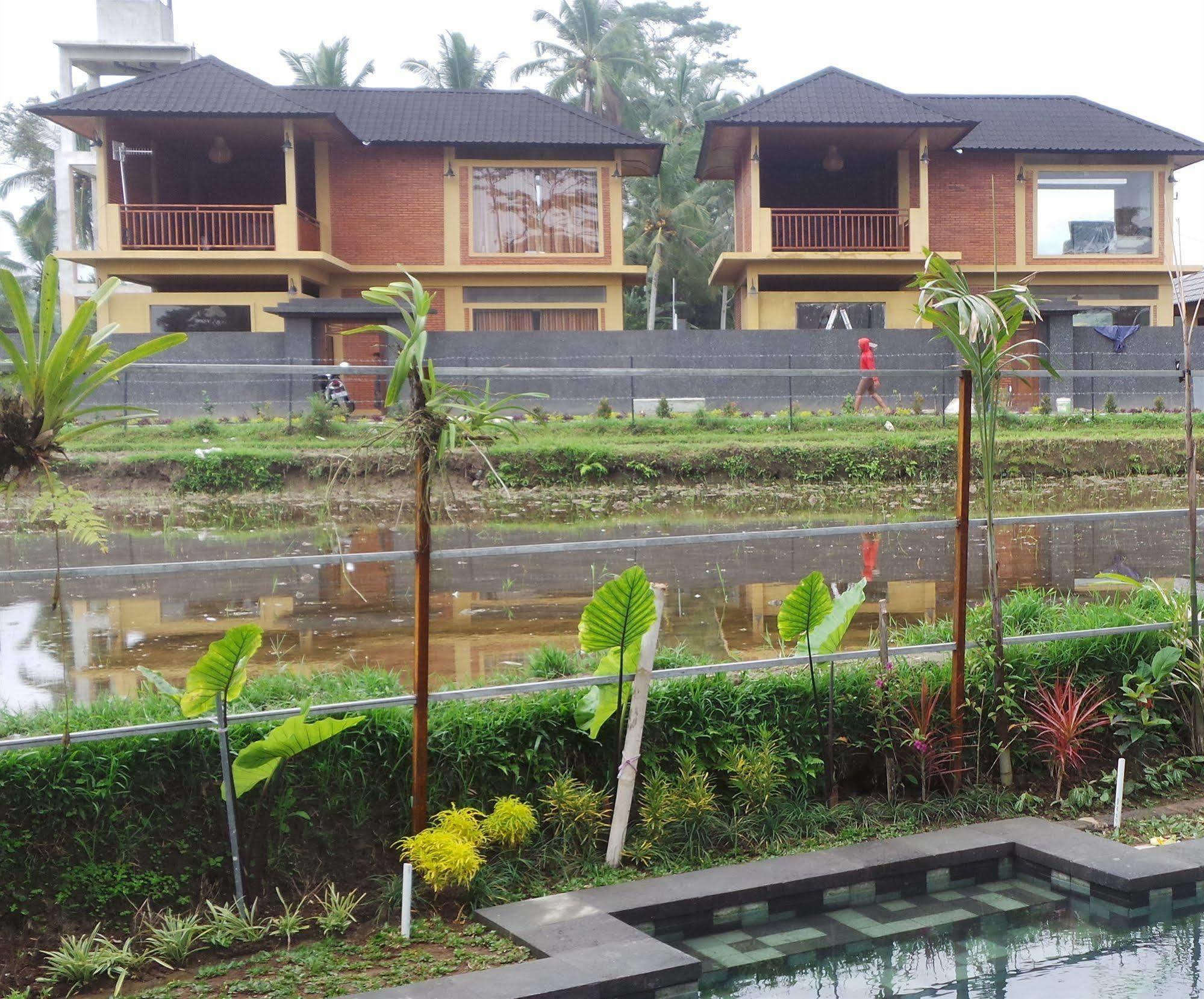 วิลลา เกมูนิง Hotel เตกากาลัง ภายนอก รูปภาพ