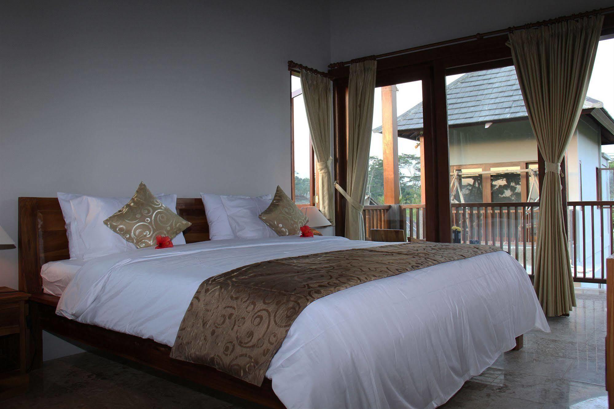 วิลลา เกมูนิง Hotel เตกากาลัง ภายนอก รูปภาพ