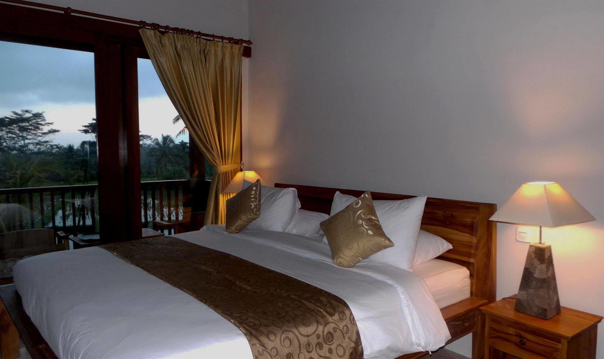วิลลา เกมูนิง Hotel เตกากาลัง ภายนอก รูปภาพ