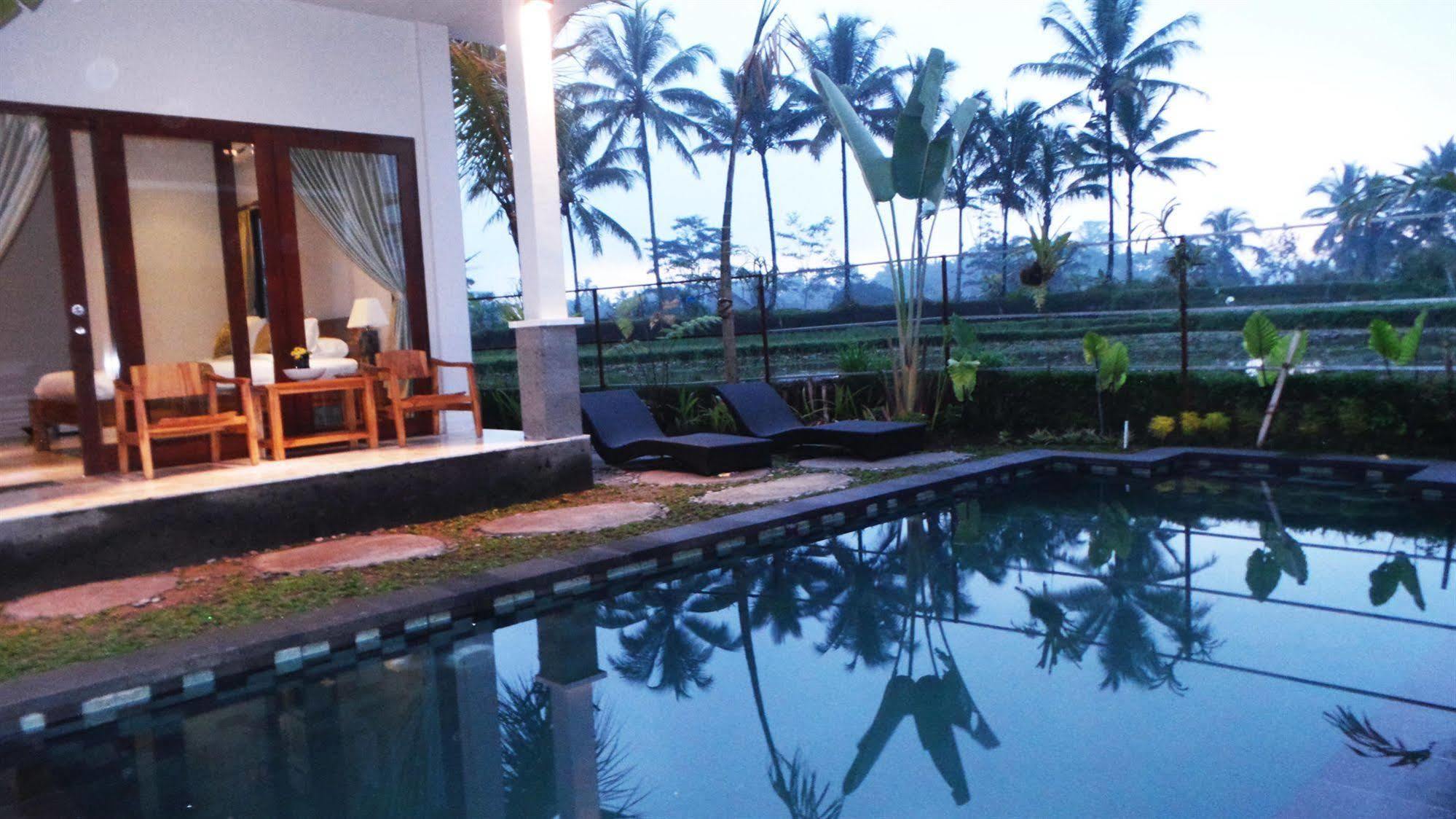 วิลลา เกมูนิง Hotel เตกากาลัง ภายนอก รูปภาพ